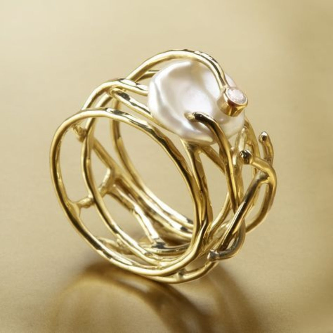Elise – Golden Ring with Elegant Fine Pearl