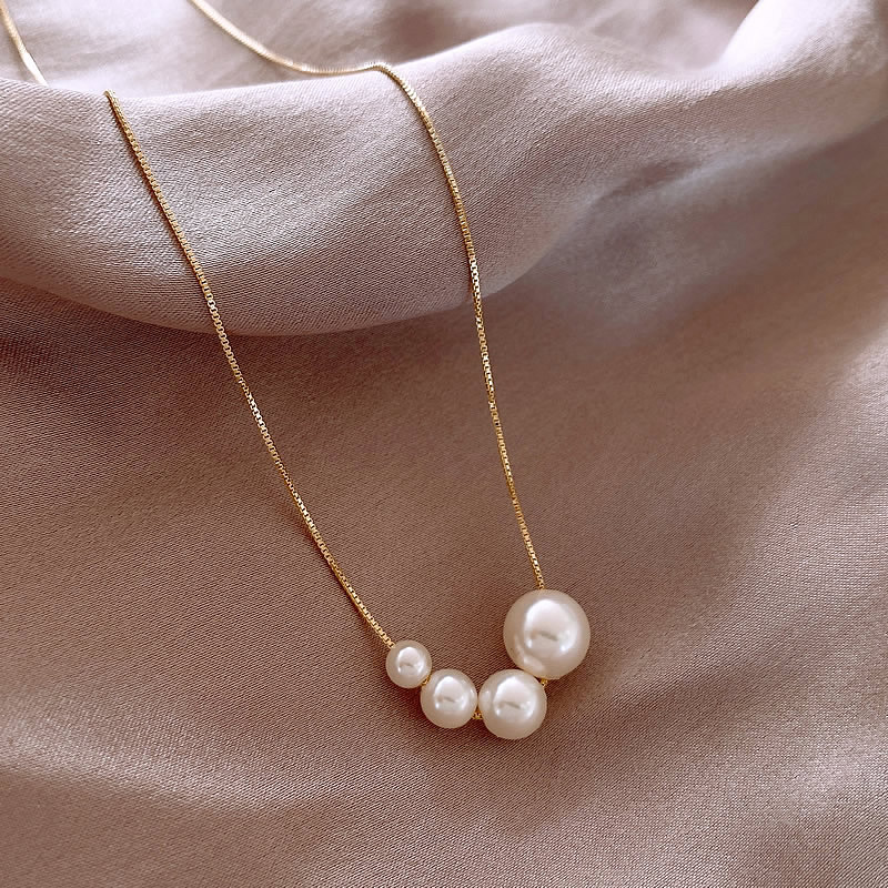 Clio – Golden Necklace with Freshwater Pearl Accents