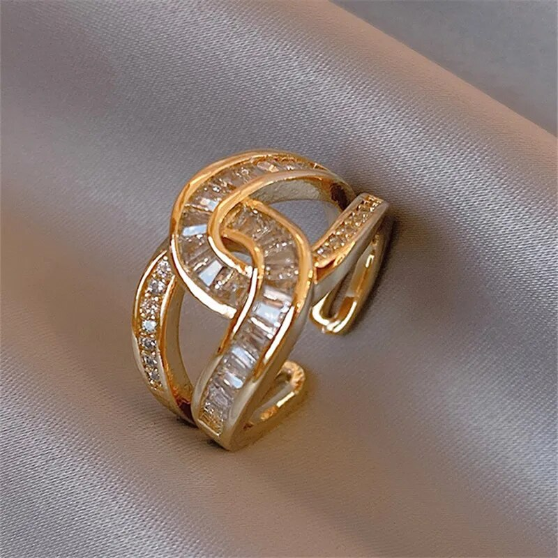 Violet – Elegant Knot Ring