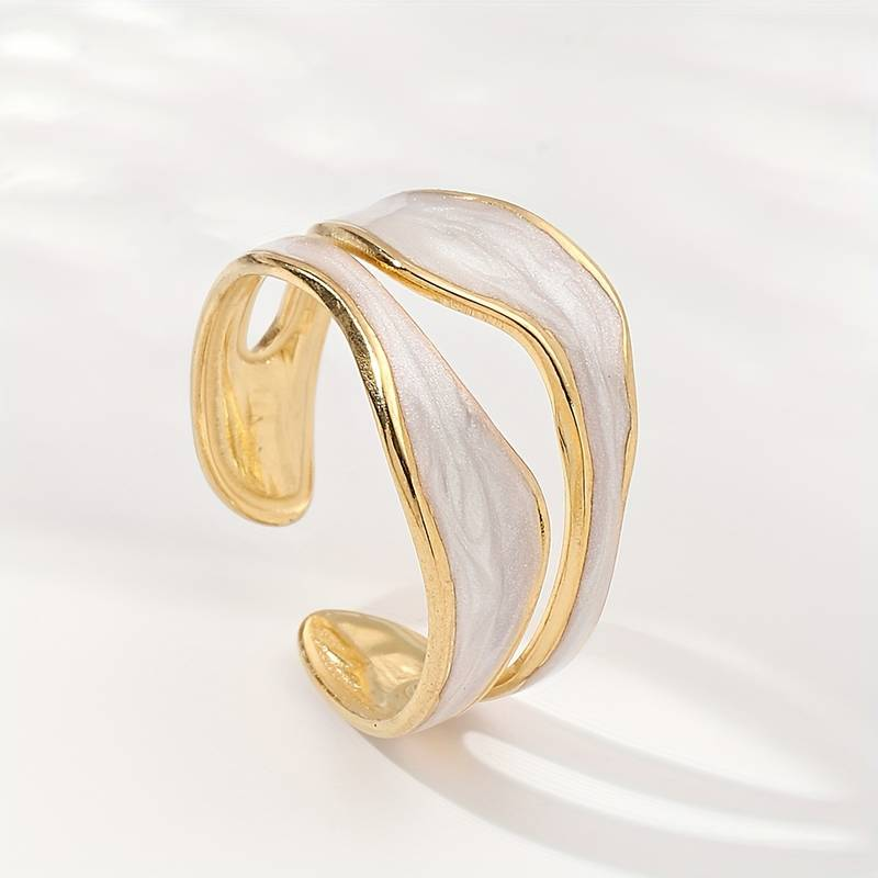 Dora – Vintage-Style White Gold Ring